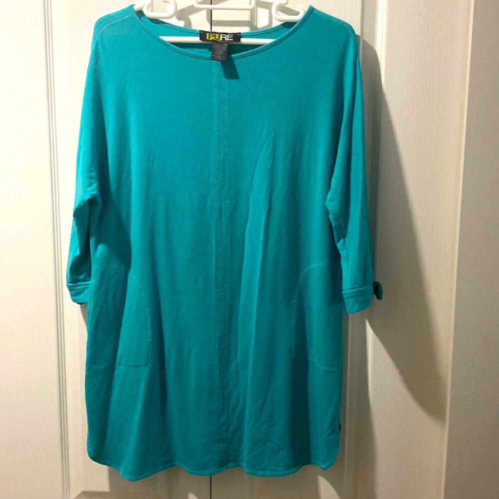 Great top to where with leggings or white pants, pockets, sleeves tie at cuff